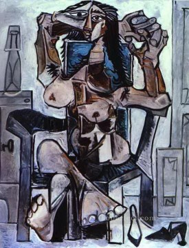 パブロ・ピカソ Painting - 肘掛け椅子に座るヌード エビアンウォーターのボトル グラス 靴 1959年 パブロ・ピカソ